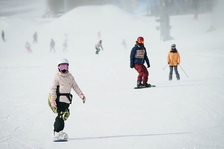 Private Day Ski Trip to Jihua Ski Resort from Harbin — Beginner-Friendly Slopes & Gear Included