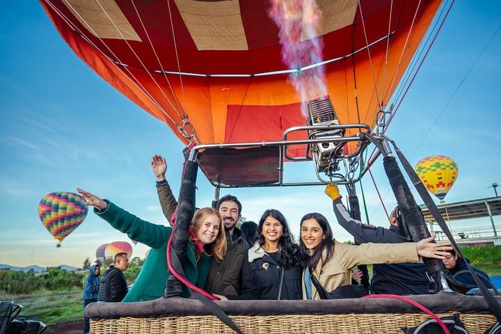 Dawn Hot-Air Balloon Over Teotihuacán with Cave Breakfast and Obsidian Workshop