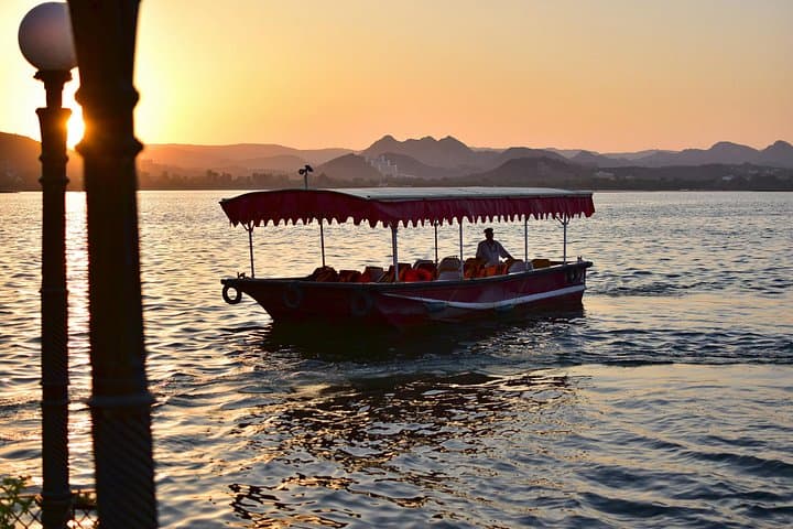 Full-Day Udaipur Private Sightseeing Tour — City Palace, Lake Pichola & Ropeway photo 3