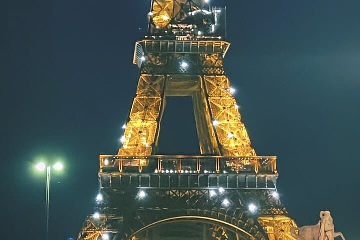 Paris Pink 2CV Night Tour with Champagne: Eiffel Lights & Champs-Élysées Photo Stops photo 4