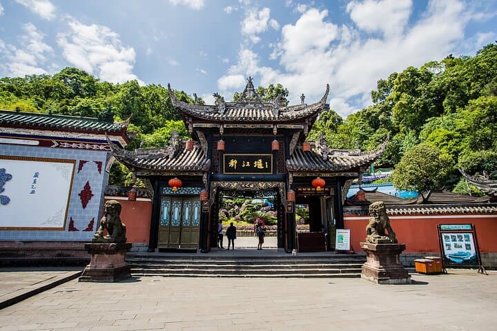 Dujiangyan, Qingcheng Mountain & Panda Park Private Day Tour from Chengdu