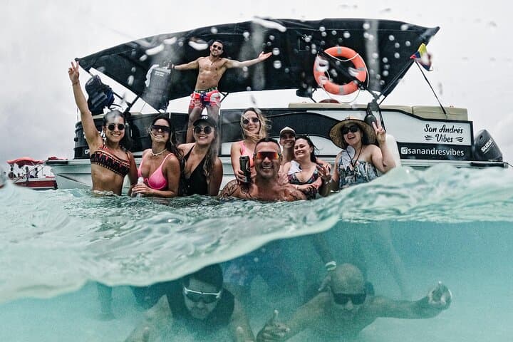 Private Pontoon in San Andrés Bay — Discover the 7 Colors of the Sea
