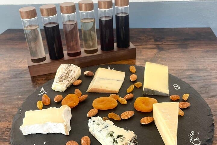 Saint Martin Cheese and Wine Tasting: 6-Cheese Platter Paired with Local Wines