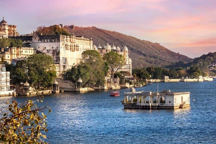 Full-Day Private Udaipur Sightseeing Tour: City Palace, Lake Pichola & Heritage Walk