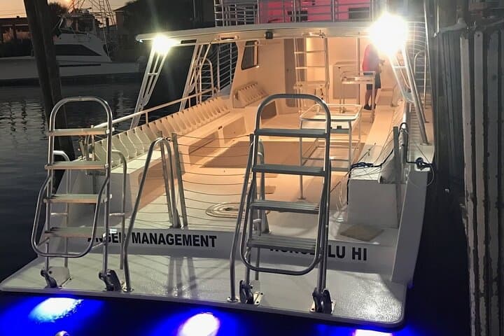Waikiki to Diamond Head Sunset BYOB Cruise — Evening Waikiki Harbor Boat Tour photo 5
