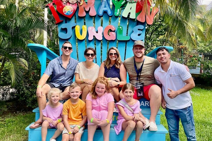 Roatán Private Island Tour: Sloths, Rum & Chocolate