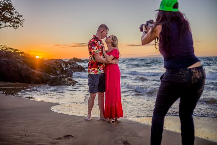 Sunset Couples Photoshoot on Maui Beaches: What to Expect and How to Prepare photo 2