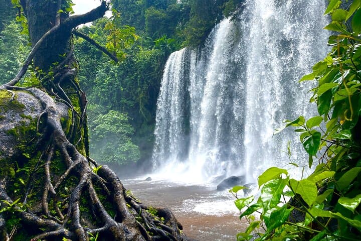 Phnom Kulen Waterfall and Banteay Srei: Full-Day Tour from Siem Reap