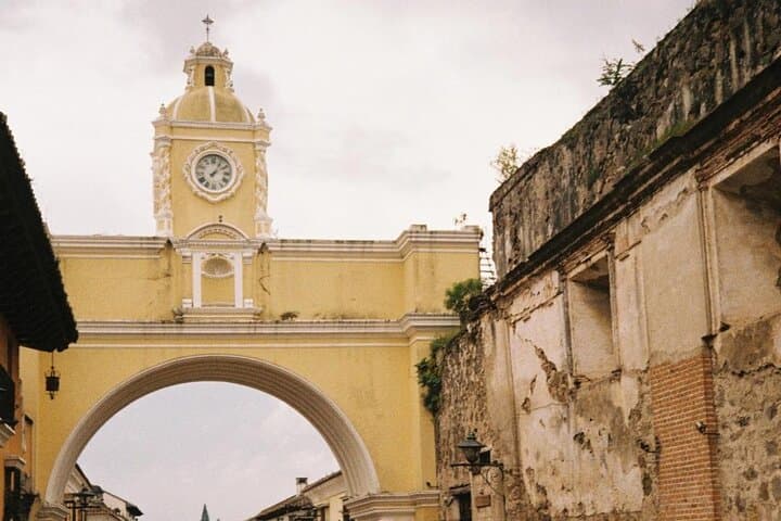 Antigua Colonial Walking Tour: Ruins, Markets & Jade Workshops