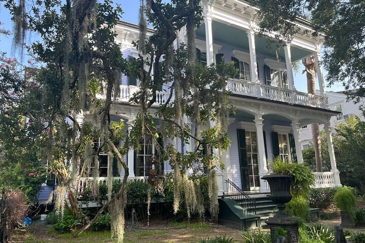Garden District Walking Tour — Lafayette Cemetery & 19th-Century Mansions in New Orleans