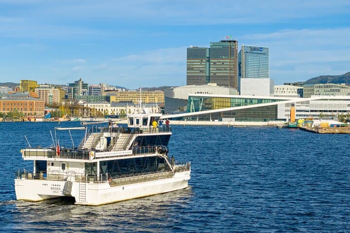 Silent Electric Cruise on Oslofjord: 2-Hour Guided Sightseeing from Aker Brygge