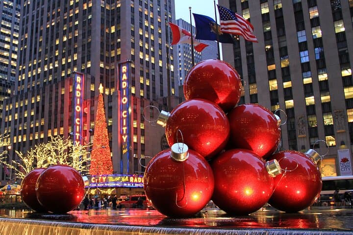 Night Lights on an Open-Top Bus: NYC Holiday Lights Guided Tour