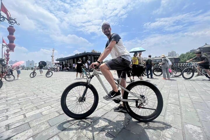 Explore Xi'an City Wall: Guided Walking Tour with Optional Bike Rental