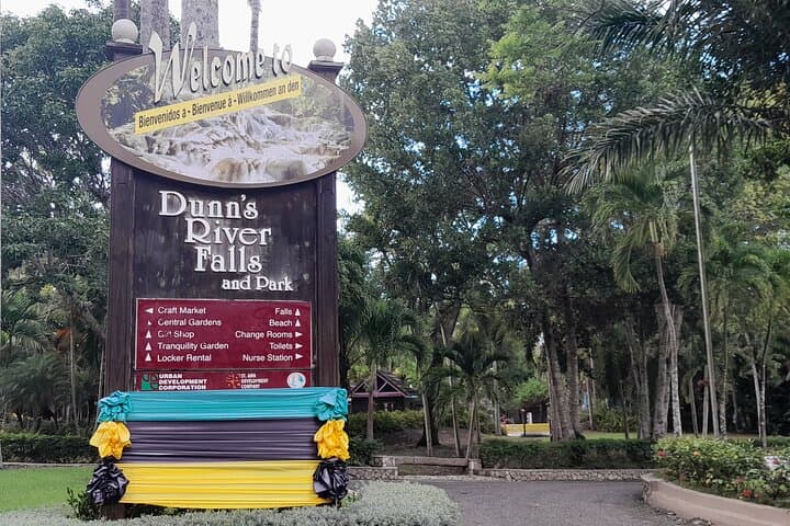 Montego Bay to Negril: 2–3 Day Bamboo Rafting, Catamaran & Dunn's River Falls Adventure photo 3