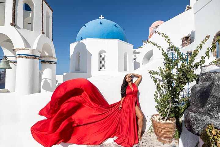 Santorini Flying Dress Photoshoot in Oia | 1- & 3-Hour Tours with Dress Included