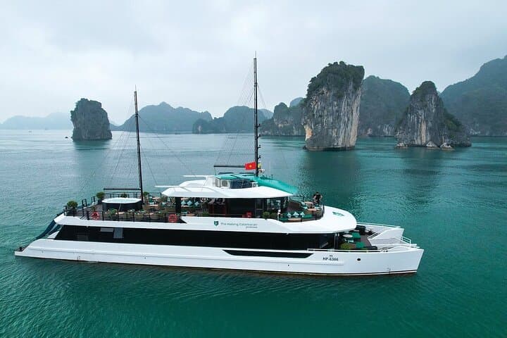 Halong Catamaran: Premium Day Cruise to Lan Ha Bay with Kayaking & Jacuzzi