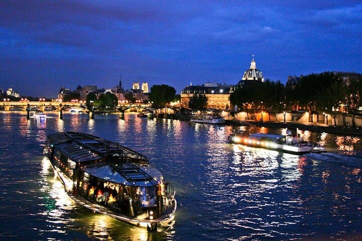 Seine River Sightseeing Cruise from the Eiffel Tower — 1-Hour Paris Boat Tour photo 3