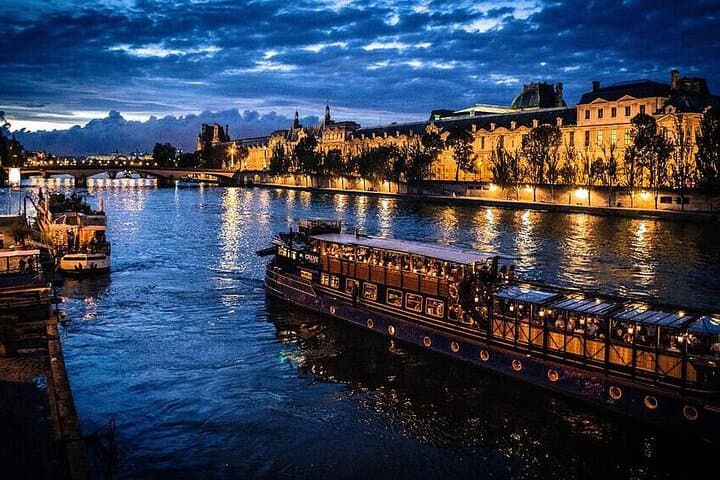 Seine River Sightseeing Cruise from the Eiffel Tower — 1-Hour Paris Boat Tour photo 4