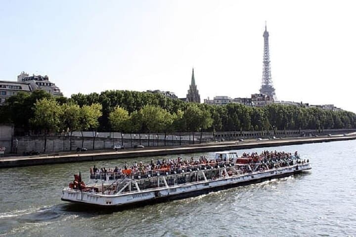 Seine River Sightseeing Cruise from the Eiffel Tower — 1-Hour Paris Boat Tour photo 5
