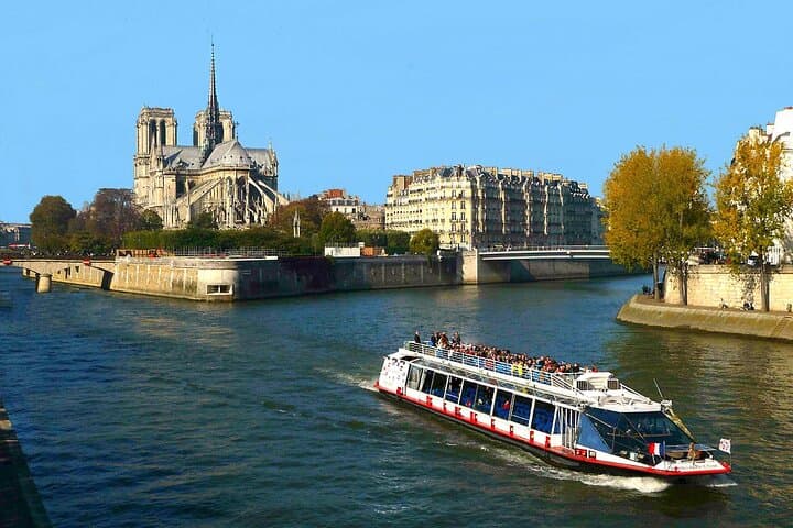 Seine River Sightseeing Cruise from the Eiffel Tower — 1-Hour Paris Boat Tour photo 6
