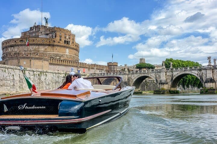 Private Luxury Boat Ride on the Tiber — La Dolce Vita Cruise in Rome