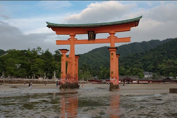 Hiroshima to Miyajima: Private Spanish Walking Tour from Peace Park to the Floating Torii