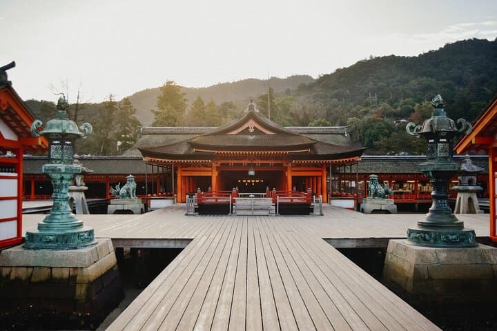 Hiroshima to Miyajima: Private Spanish Walking Tour from Peace Park to the Floating Torii photo 5