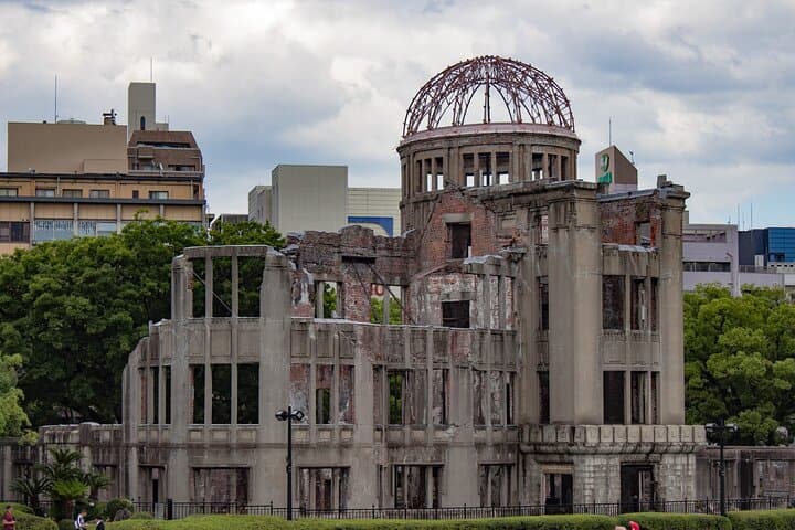 Hiroshima to Miyajima: Private Spanish Walking Tour from Peace Park to the Floating Torii photo 6