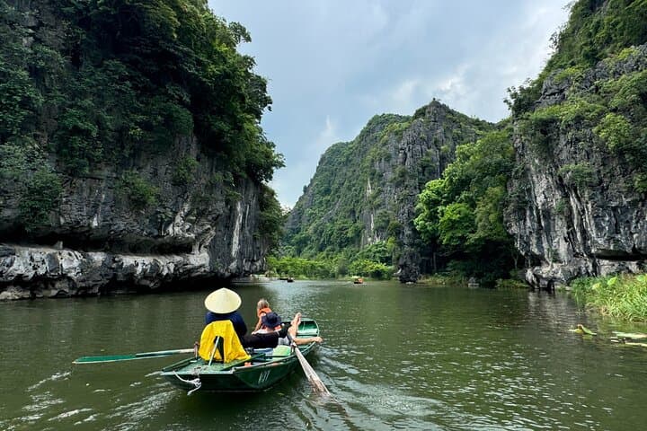2-Day Hanoi to Ninh Binh and Ha Long Luxury Cruise: Tam Coc, Mua Cave & Sung Sot photo 4