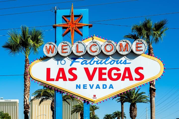 2-Day Las Vegas & Hoover Dam Tour from Los Angeles: Strip Lights and Desert Engineering