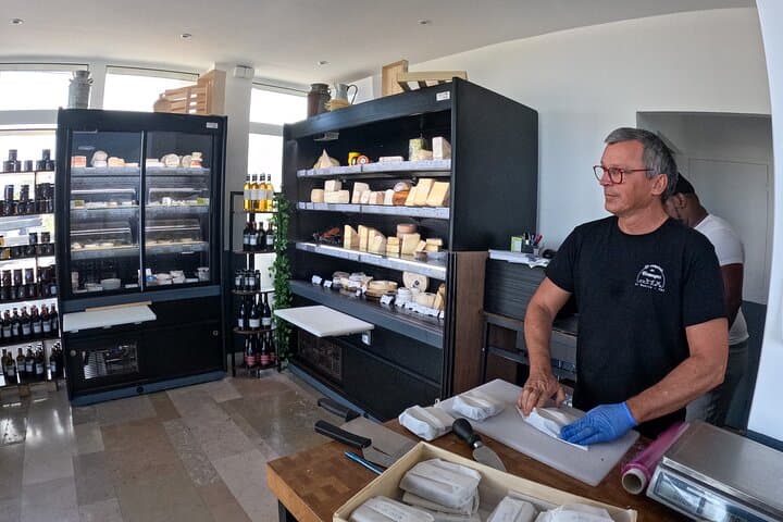 Saint Martin Cheese and Wine Tasting: 6-Cheese Platter Paired with Local Wines photo 6