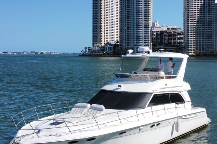 Private Luxury Yacht Cruise in Biscayne Bay & Miami Beach photo 2