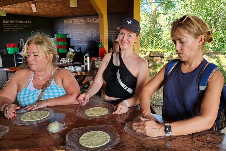 Tio Leo Coffee Tour: Hands-On Coffee, Chocolate & Sugarcane Farm Experience Near Liberia photo 3