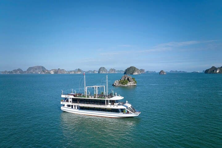 Premium Halong Bay Day Cruise: Jacuzzi, Kayak & Sung Sot Cave