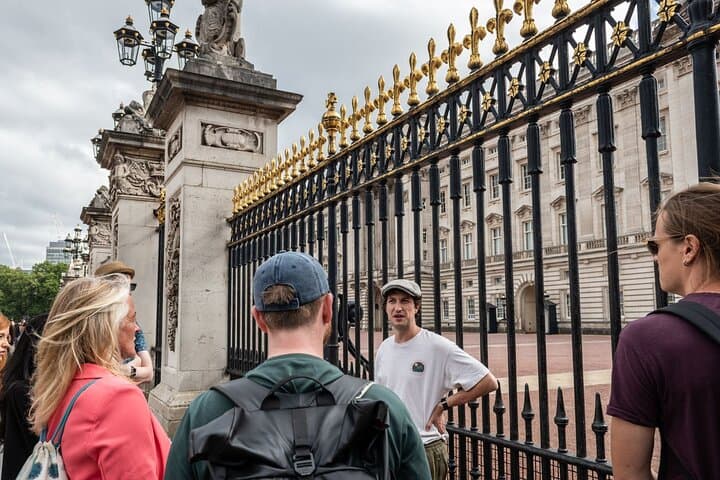 British Royalty Walking Tour: Changing of the Guard & Westminster Stroll