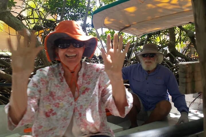 Private Roatán Tour: West Bay Beaches, Rum & Chocolate with a Local Guide photo 2