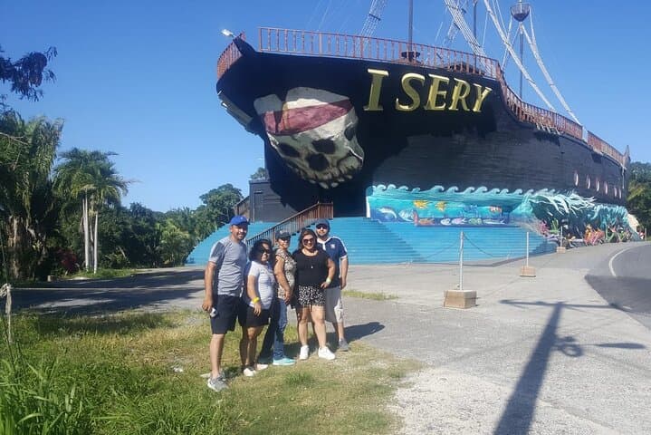 Private Roatán Tour: West Bay Beaches, Rum & Chocolate with a Local Guide photo 3