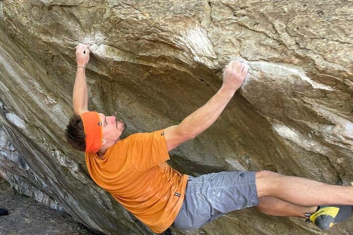 El Chaltén Bouldering Day with Expert Guide — Fitz Roy Granite Boulders photo 2