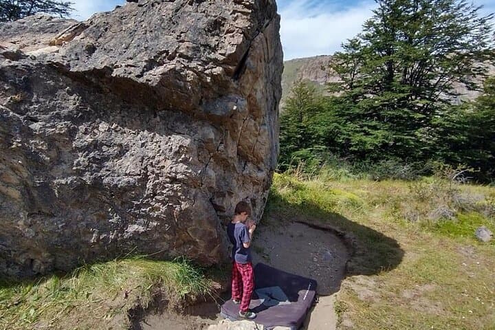 El Chaltén Bouldering Day with Expert Guide — Fitz Roy Granite Boulders photo 4