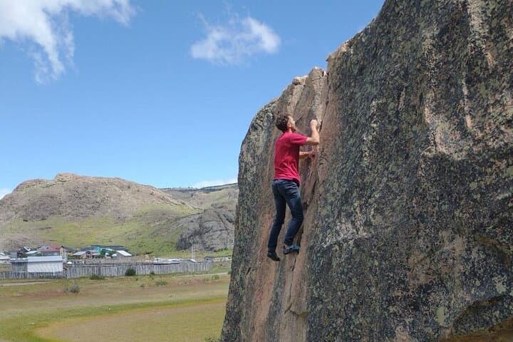 El Chaltén Bouldering Day with Expert Guide — Fitz Roy Granite Boulders photo 5