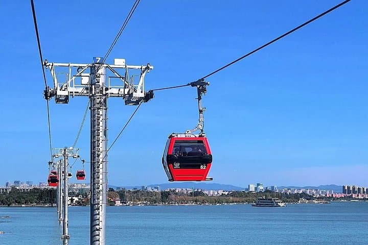 Kunming Western Hills Private Tour — Dragon Gate, Dianchi Cable Car & Taihua Temple