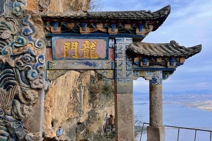 Kunming Western Hills Private Tour — Dragon Gate, Dianchi Cable Car & Taihua Temple photo 2