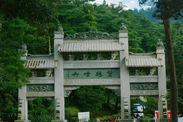 Kunming Western Hills Private Tour — Dragon Gate, Dianchi Cable Car & Taihua Temple photo 4