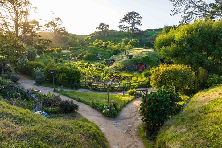 Hobbiton & Waitomo Glowworm Caves Day Trip from Auckland — Full-Day Tour photo 2