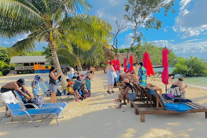 Roatán Jungle Horseback Ride and Brady's Key Beach Break photo 3
