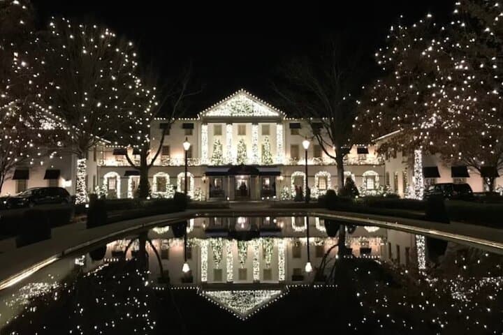 Private Colonial Williamsburg Christmas Decorations Walking Tour — Holiday Lights & History photo 5