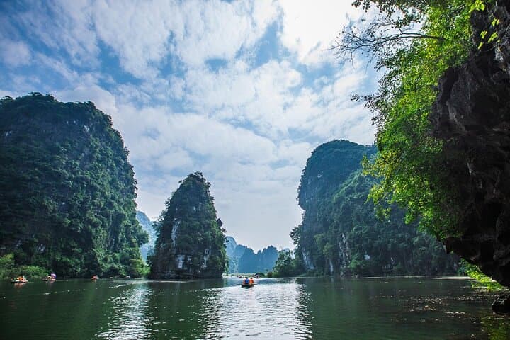 Ninh Binh Day Trip: Hike Mua Cave, Sampan Tam Coc & Bich Dong Pagoda