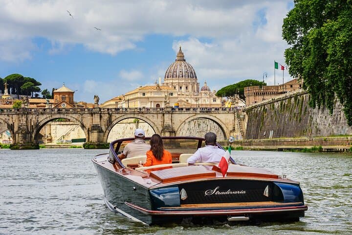 Private Luxury Boat Ride on the Tiber — La Dolce Vita Cruise in Rome photo 2