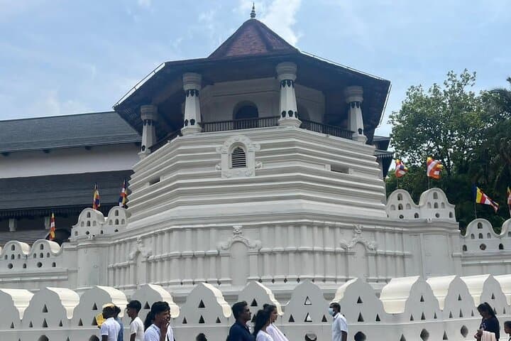 Kandy Heritage Tuk-Tuk City Tour: Temple of the Tooth, Botanical Gardens & Cultural Show