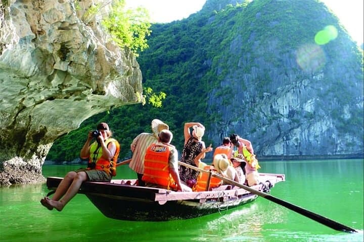 Ha Long Bay Luxury Day Cruise: Kayak Sung Sot Cave & Buffet Lunch photo 4